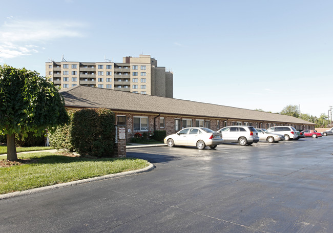 Central Court Apartments in Garden City, MI - Foto de edificio - Building Photo