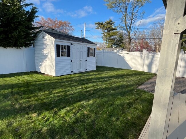 190 W 5th St in Deer Park, NY - Building Photo - Building Photo