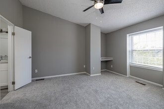 Fairlane Meadow Apartments and Townhomes in Dearborn, MI - Foto de edificio - Interior Photo