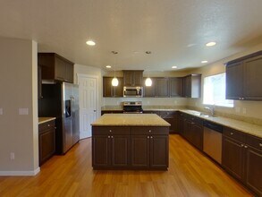 2073 Onyx Alley in Eugene, OR - Building Photo - Building Photo