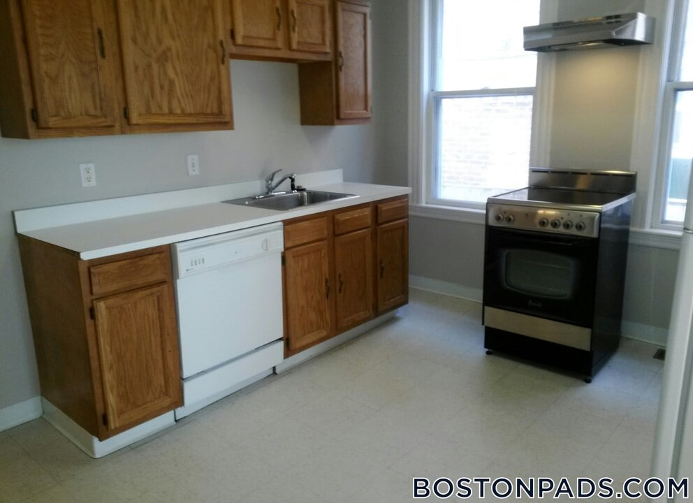 12 Pleasant St in Cambridge, MA - Building Photo