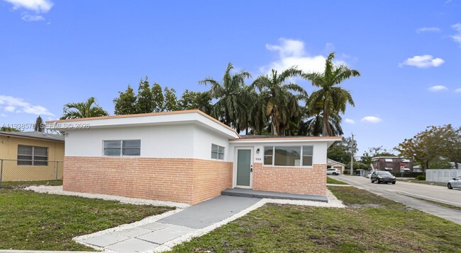 988 NW 10th St in Hallandale Beach, FL - Building Photo - Building Photo