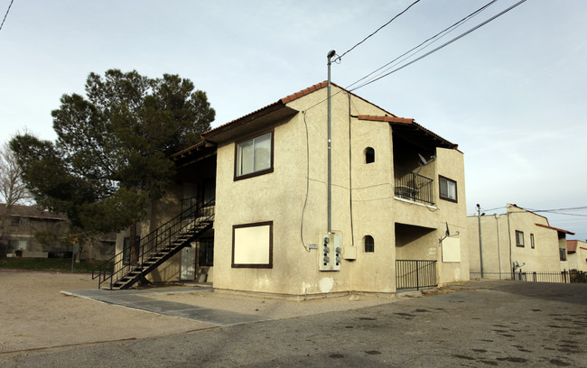 800 E Virginia Way in Barstow, CA - Building Photo - Building Photo