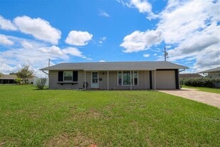 1204 Harkness Way in Sun City Center, FL - Building Photo
