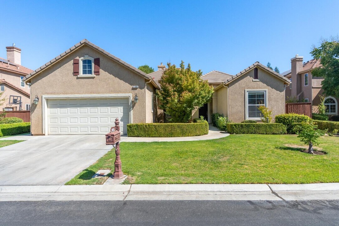 11064 E Mitchell Peak Way in Clovis, CA - Building Photo