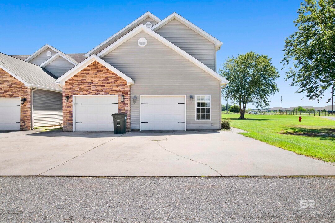 2002 Shelene Way in Foley, AL - Foto de edificio