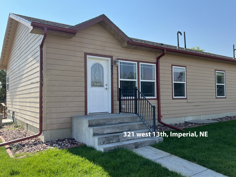 321 W 13th St in Imperial, NE - Building Photo