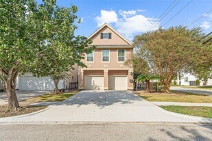 112 White Dr in Bellaire, TX - Building Photo