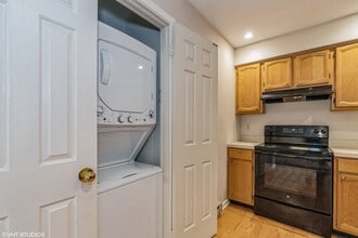 500 Riverside Ave, Unit 2D in Lyndhurst, NJ - Foto de edificio - Building Photo