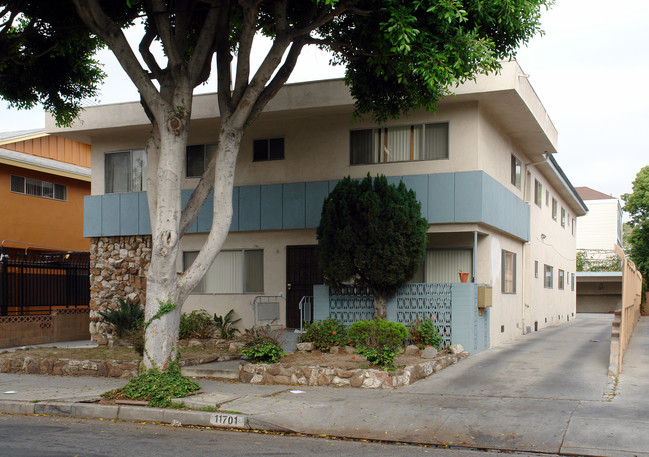 11701 York Ave in Hawthorne, CA - Foto de edificio - Building Photo