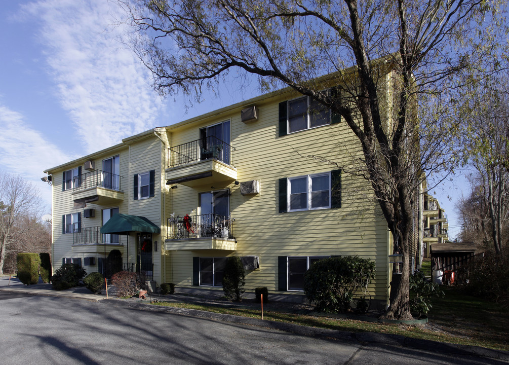 River Grove Apartments in Fall River, MA - Building Photo