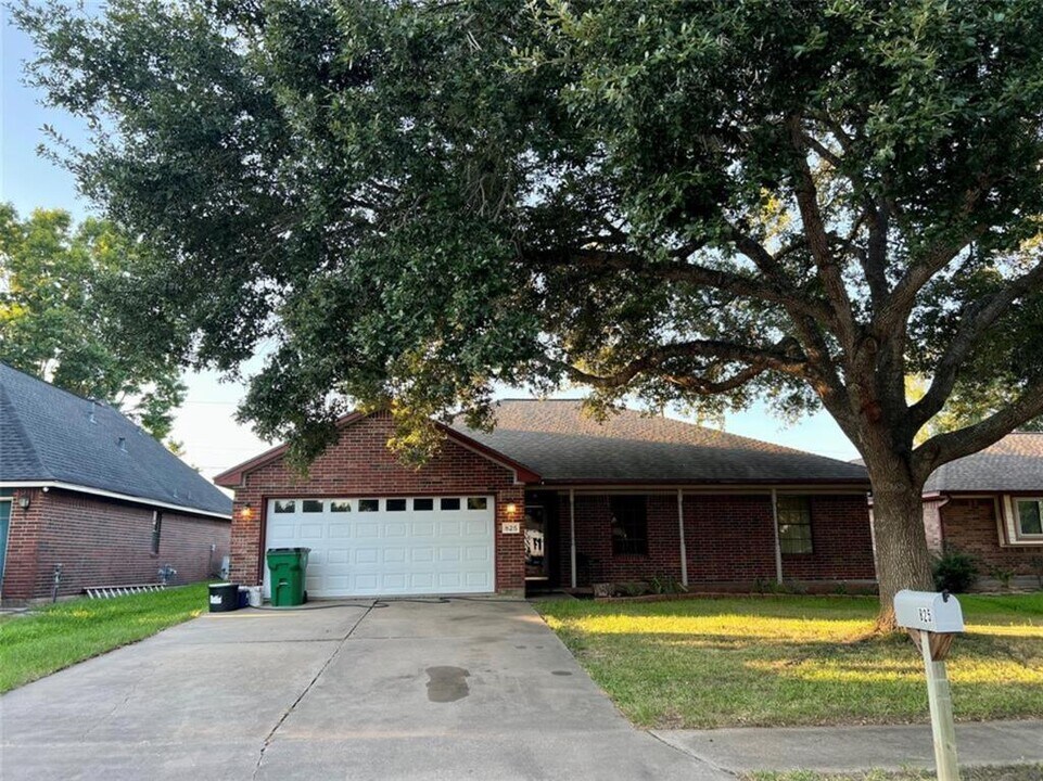 825 Manor Dr in Angleton, TX - Building Photo