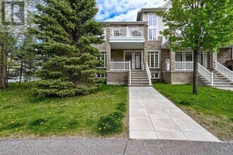 76 Stonehaven Dr in Ottawa, ON - Building Photo - Building Photo