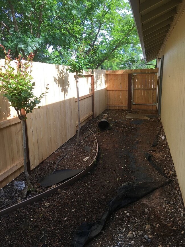 2098 Fancy Oaks Dr in Redding, CA - Building Photo - Building Photo