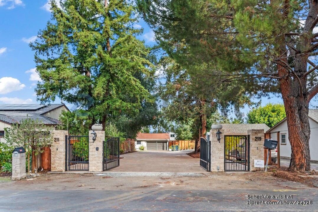 211 Portola Ct in Los Altos, CA - Building Photo