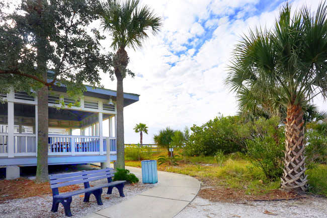 125 110th Ave in Treasure Island, FL - Foto de edificio - Building Photo