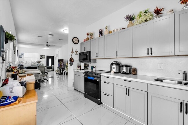 3166 NW 102nd St in Miami, FL - Building Photo - Building Photo