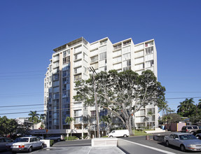 Hale O Kalani Towers in Honolulu, HI - Building Photo - Building Photo