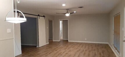 1715 Deerfield Dr in Austin, TX - Building Photo - Building Photo