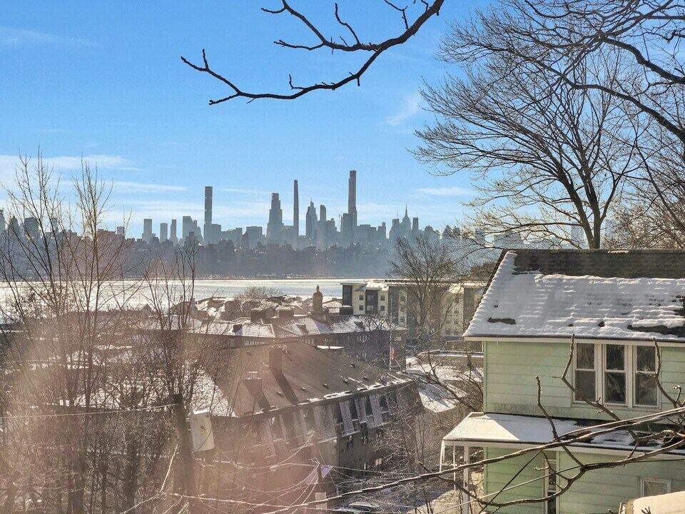 9 Old Wood Rd in Edgewater, NJ - Building Photo