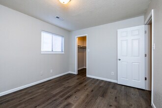 Harrison Street Apartments in Topeka, KS - Building Photo - Interior Photo