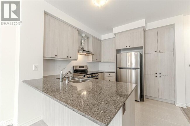 37 Pearen Ln in Barrie, ON - Building Photo - Building Photo