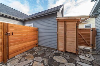 3577 NE Knott St in Portland, OR - Building Photo - Building Photo