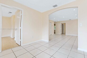 6103 Grant St, Unit 0 in Hollywood, FL - Foto de edificio - Building Photo