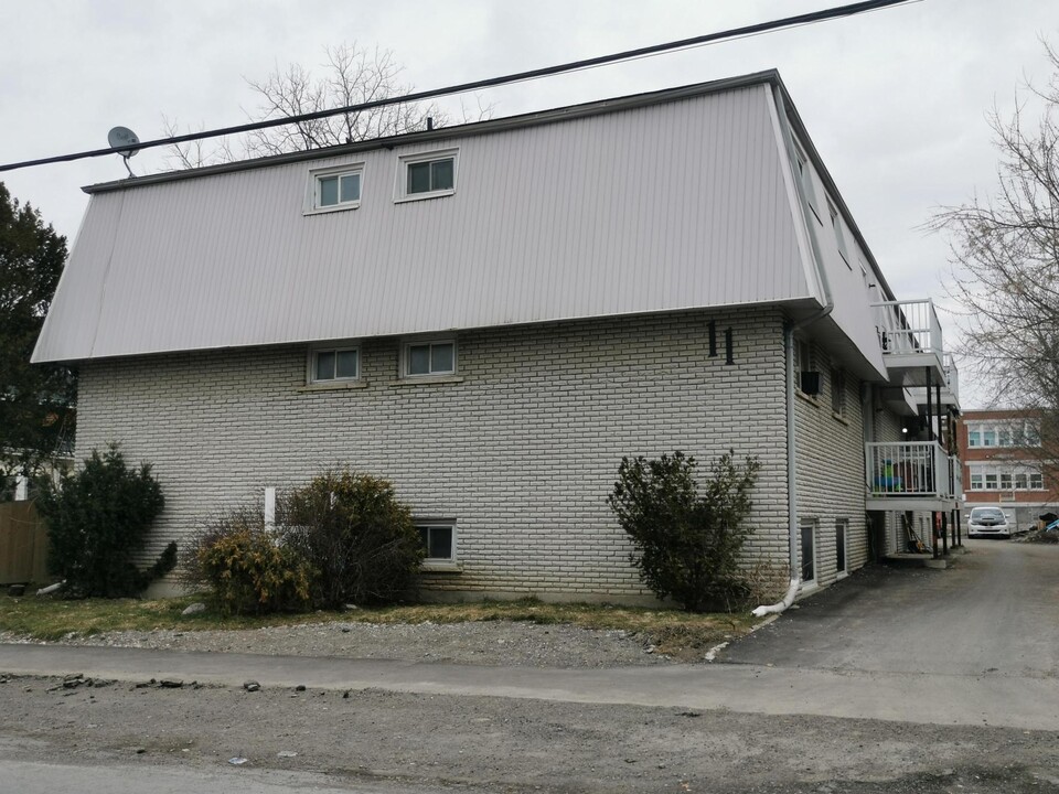 11 Albion St in Belleville, ON - Building Photo