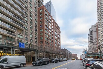521 E 72nd St in New York, NY - Foto de edificio - Building Photo