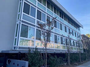 6 Seville Way, Unit 201 in San Mateo, CA - Foto de edificio - Building Photo