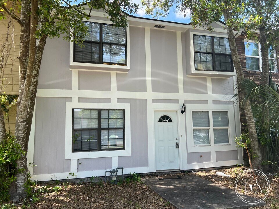 821 Lesa St in Hinesville, GA - Building Photo