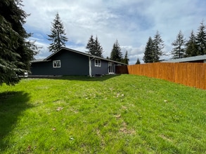 9729 5th St NE, Unit A in Lake Stevens, WA - Foto de edificio - Building Photo