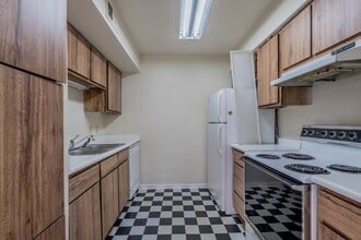 16111 Aspenglenn Dr in Houston, TX - Building Photo - Building Photo