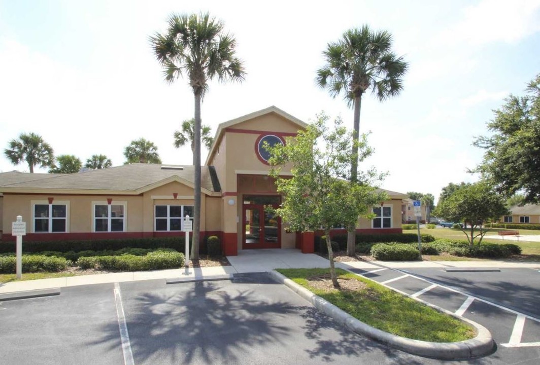 Country Manor Apartments in Bowling Green, FL - Foto de edificio