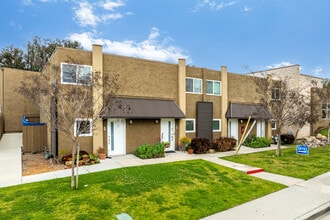 Garrison Townhome Apartments in Oceanside, CA - Foto de edificio - Building Photo