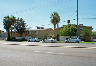 Teakwood Gardens Apartments in Fresno, CA - Building Photo - Building Photo