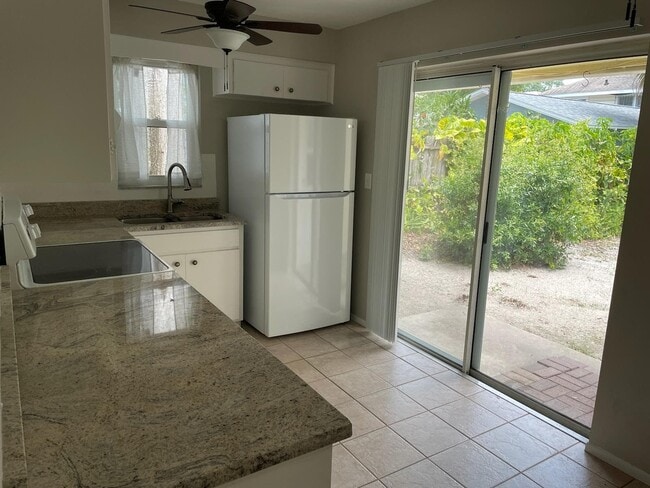 323 13th Ave NE, Unit 323 in St. Petersburg, FL - Foto de edificio - Building Photo