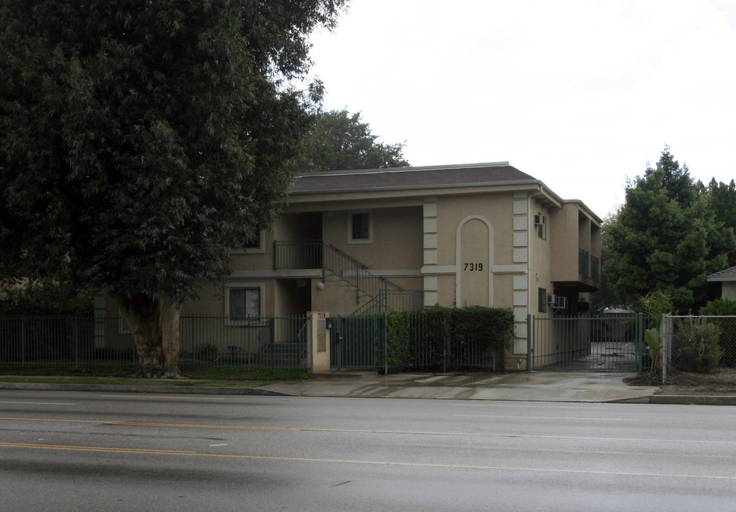 7319 Balboa Blvd in Van Nuys, CA - Building Photo