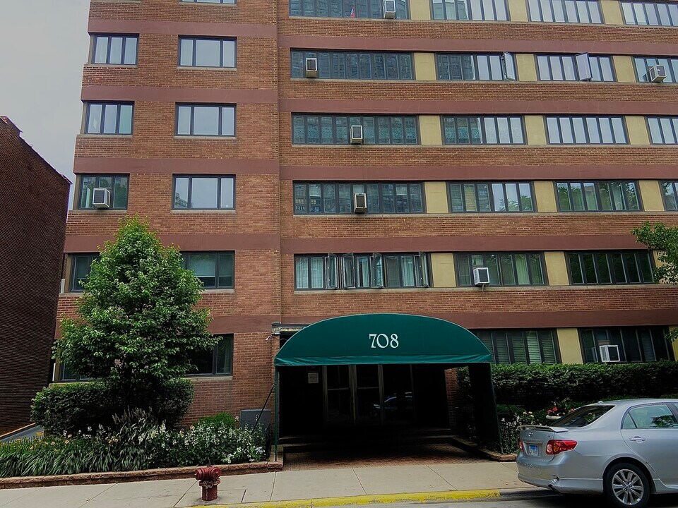 708 W Bittersweet Pl in Chicago, IL - Building Photo