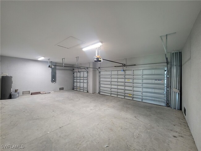 1807 SW 39th St in Cape Coral, FL - Foto de edificio - Building Photo