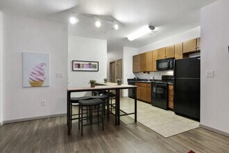 302 E 30th St, Unit 4 in Austin, TX - Foto de edificio - Building Photo
