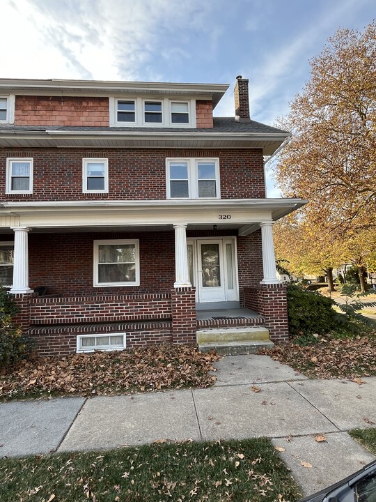 320 Telford Ave in West Lawn, PA - Foto de edificio