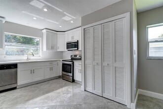 10131 NW 35th St in Coral Springs, FL - Foto de edificio - Building Photo