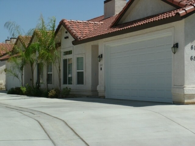 660 Clover Meadow Ct, Unit B in Bakersfield, CA - Building Photo