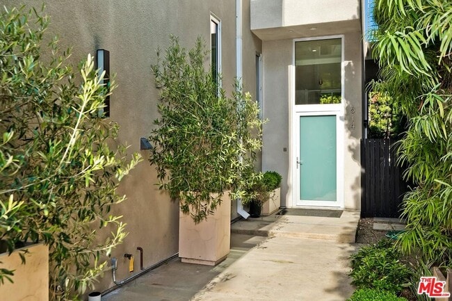 614 Westmount Dr in West Hollywood, CA - Building Photo - Building Photo
