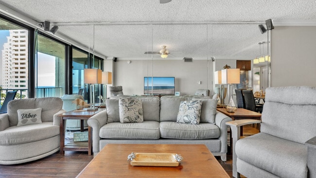 7205 Thomas Dr in Panama City Beach, FL - Foto de edificio - Building Photo