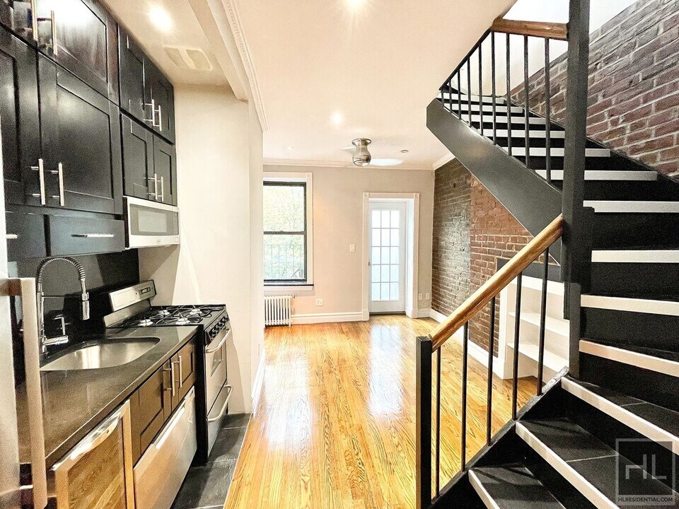 Mott Street in New York, NY - Building Photo