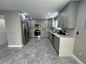 2101 Bayberry Dr in Pembroke Pines, FL - Building Photo - Building Photo