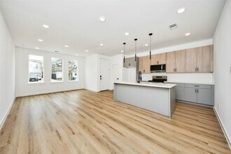 5201 Fairchild St in Houston, TX - Building Photo - Building Photo